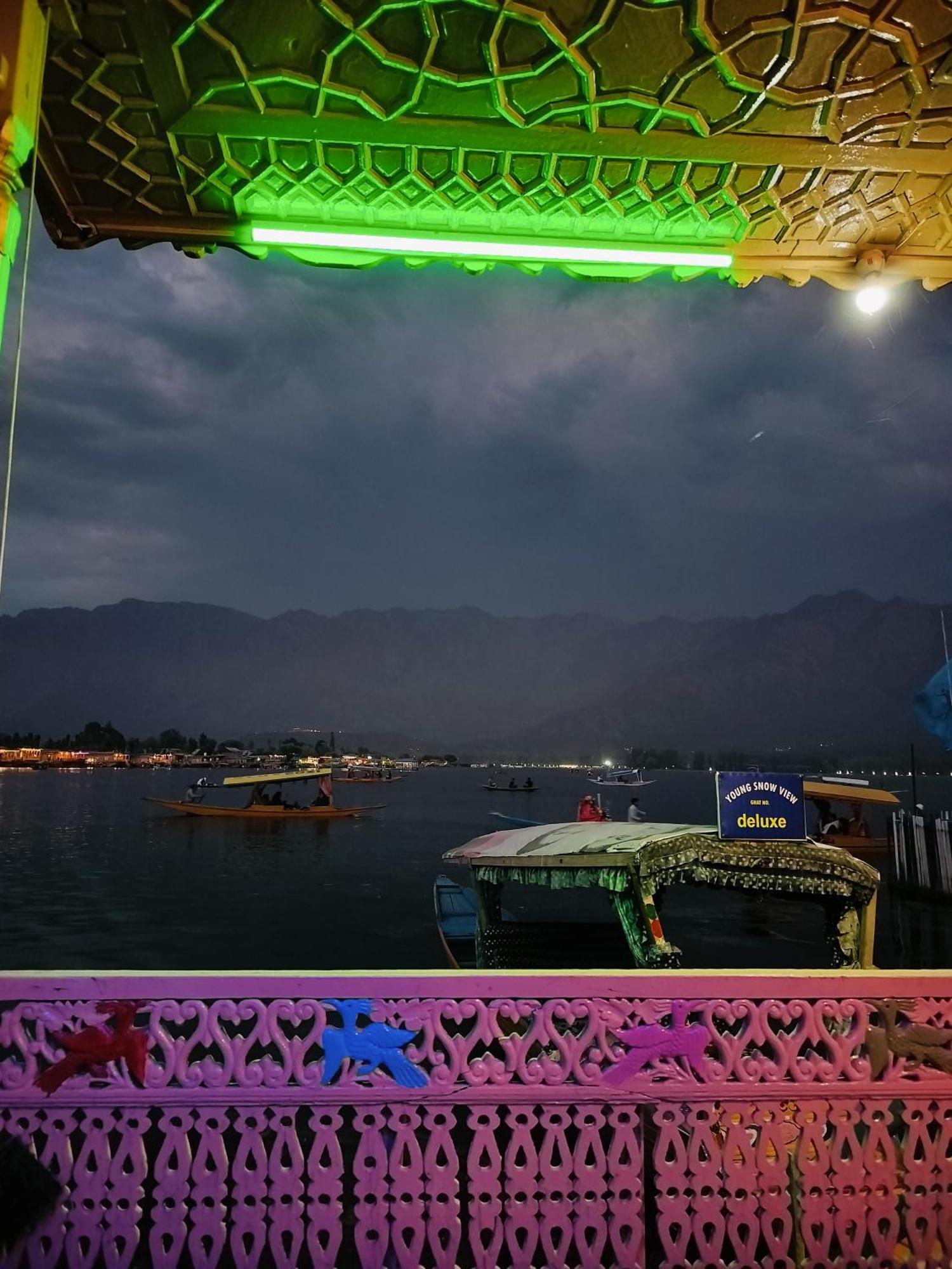 Houseboat Young Snow View Front Line Dal Lake Srīnagar 外观 照片