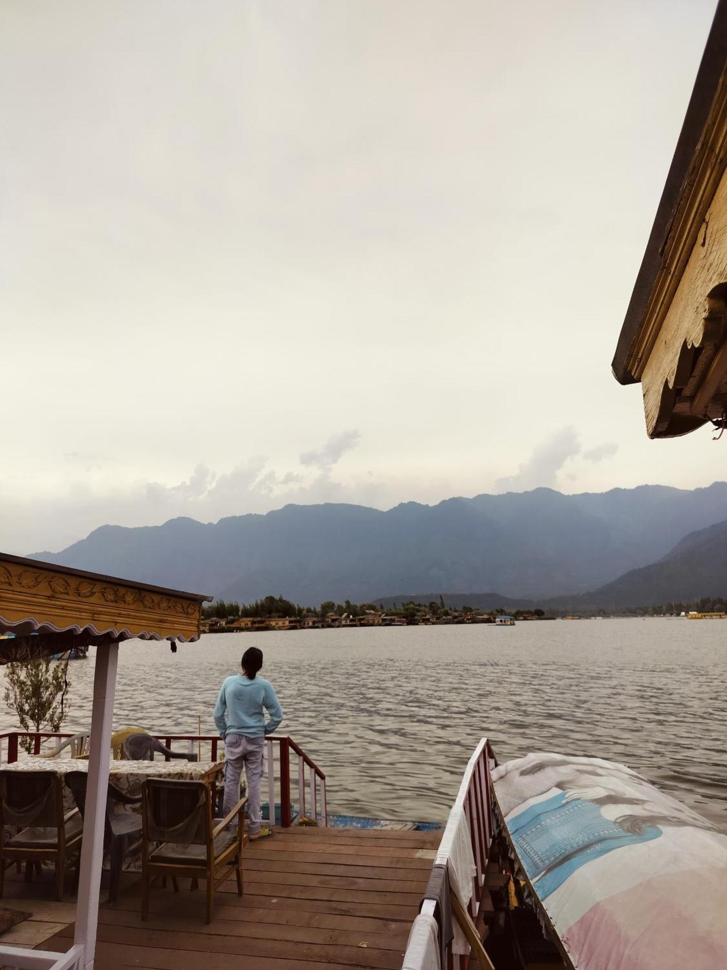 Houseboat Young Snow View Front Line Dal Lake Srīnagar 外观 照片