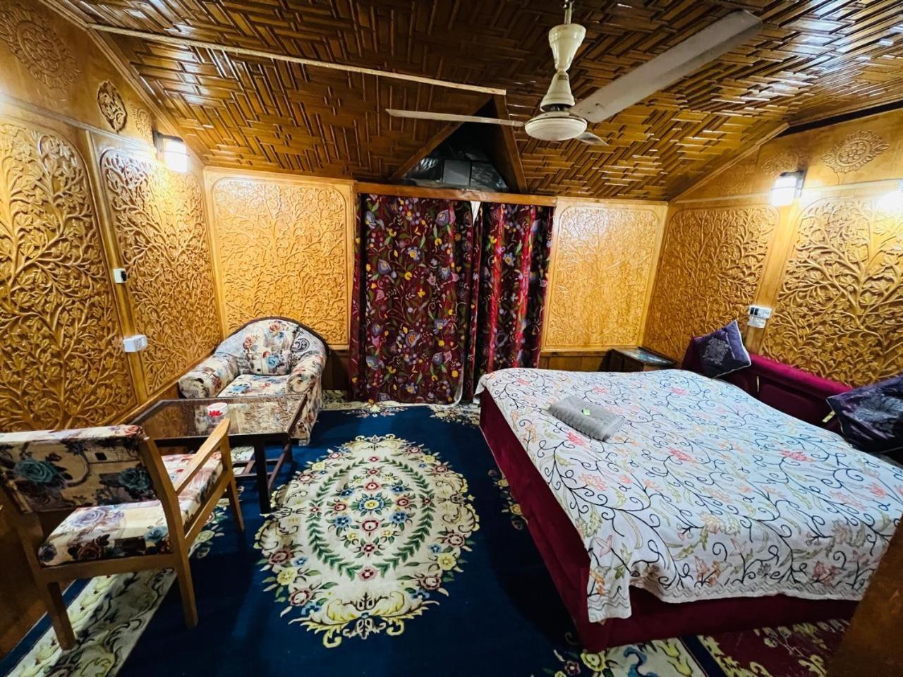 Houseboat Young Snow View Front Line Dal Lake Srīnagar 外观 照片